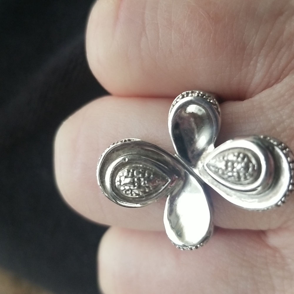 Flower shaped ring size 6